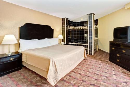 Howard Johnson by Wyndham Pikesville in Pikesville, USA