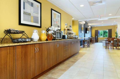 Microtel Inn & Suites by Wyndham Columbus Near Fort Moore in Columbus, USA