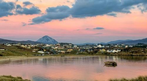 Lake lodging 1 mile from Dungloe max 2adult 1child in Дунглоу