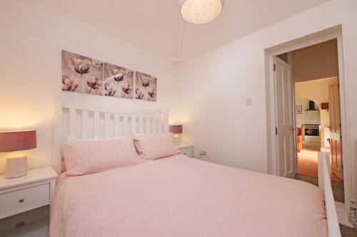 Holiday Homes in York - image 10