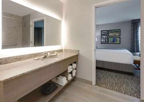 La Quinta by Wyndham Fredericksburg - image 3