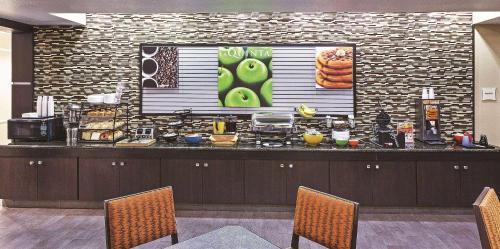 La Quinta by Wyndham Houston Hobby Airport - image 3