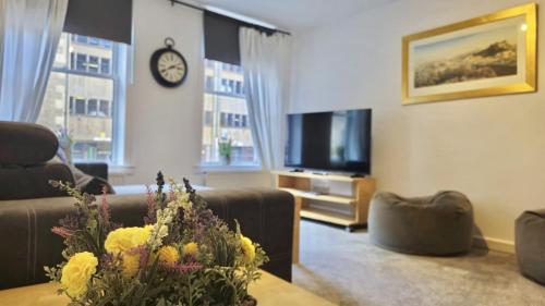 Old Town - Royal Mile Neighbour 2-Bed 2-Bath Apartment - image 10