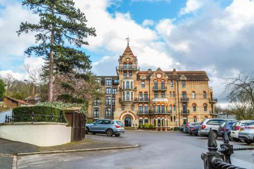 Exterior view, Petersham Hotel in Wimbledon