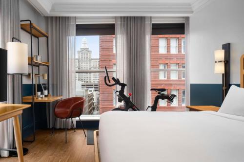 King Room with City View image 2