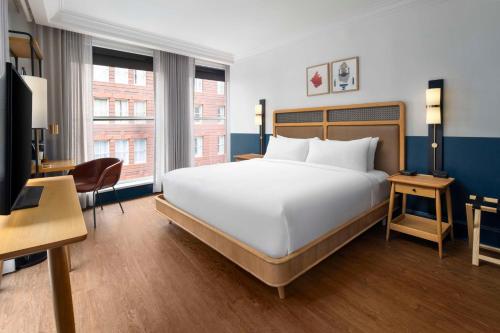 King Room with City View image 3