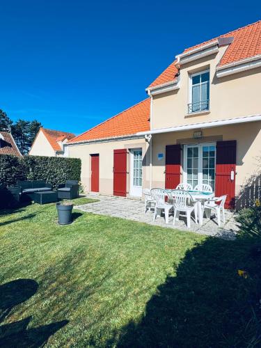 Maison avec jardin dans résidence fermée gîte à louer Royon