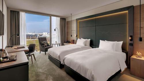 Hilton Munich Airport Room Type - Executive Twin Room with Executive Lounge Access