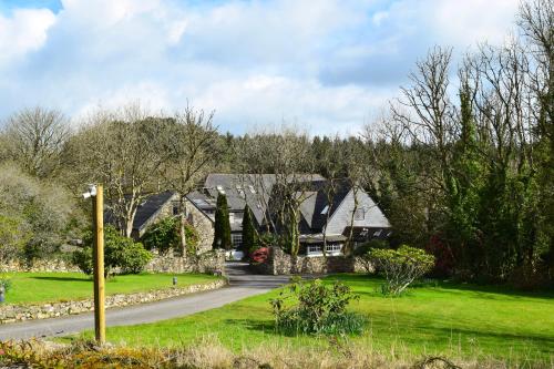 Hustyn Lodges, Saint Wenn
