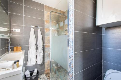 GuestHouse La Costière - logements indépendants - espace piscine jacuzzi 4