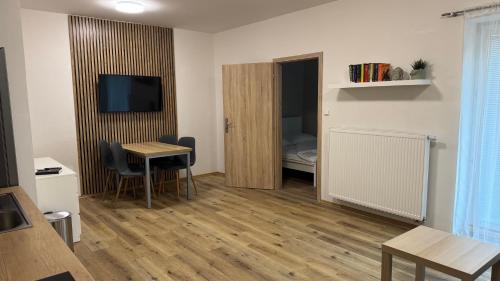 ห้องส่วนกลางสำหรับนั่งเล่น/ดูทีวี, Apartment Urban Oasis in ปาฟโลวิชกี