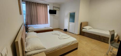 1 queen bed, 2 twin beds