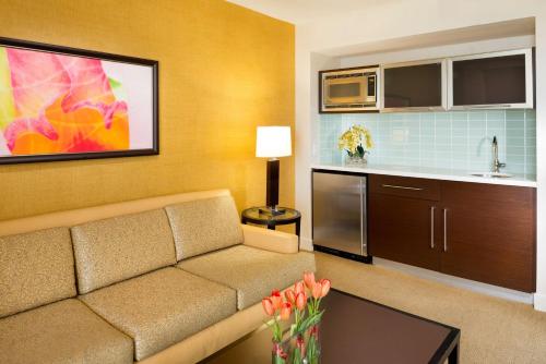 Hilton Waikiki Beach Hotel - image 11