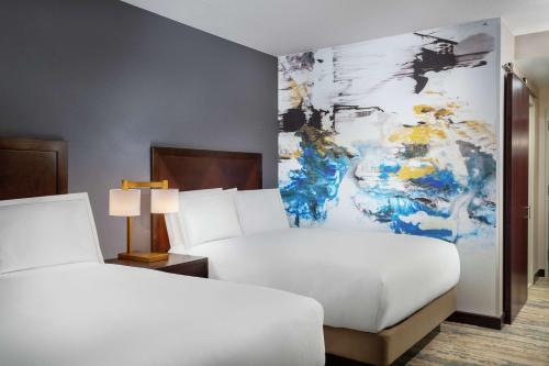 2 queen beds