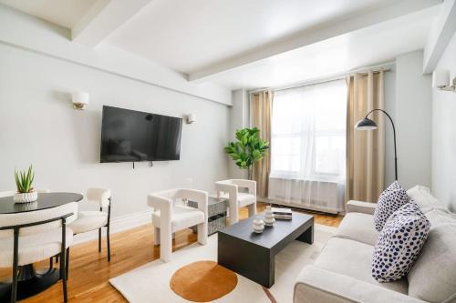 73-208 New 2BR 2BATH UWS Doorman Gym in New York, USA