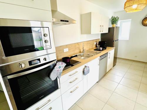 Konyha, Le Cèdre Enchanté - Maison avec 2 chambres pour 6 personnes climatisée, avec terrasse et BBQ (Le Cedre Enchante - Maison avec 2 chambres pour 6 personnes climatisee, avec terrasse et BBQ) in Chanas