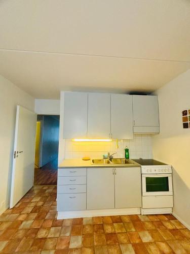 Kitchen, Quiet Private Rooms Easy Metro & Airport Access in Länsimäki