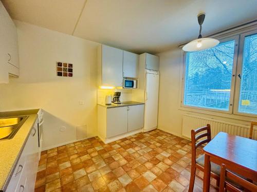 Kitchen, Quiet Private Rooms Easy Metro & Airport Access in Länsimäki