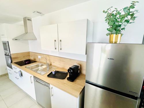 Konyha, Le Cèdre Enchanté - Maison avec 2 chambres pour 6 personnes climatisée, avec terrasse et BBQ (Le Cedre Enchante - Maison avec 2 chambres pour 6 personnes climatisee, avec terrasse et BBQ) in Chanas