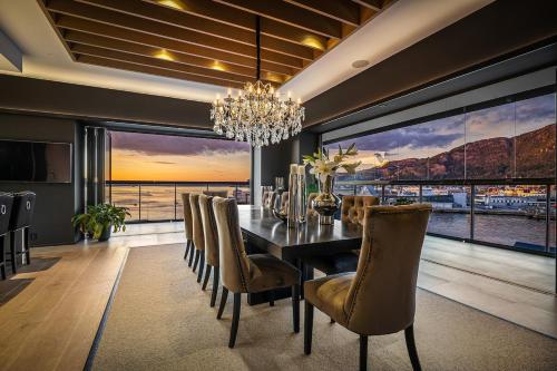 Exclusive Penthouse with Bryggen Views I MUST SEE Exclusive Penthouse with Bryggen Views I MUST SEE