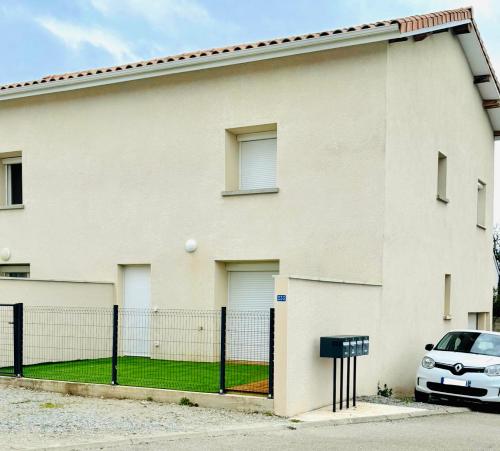 Bejárat, Le Cèdre Enchanté - Maison avec 2 chambres pour 6 personnes climatisée, avec terrasse et BBQ (Le Cedre Enchante - Maison avec 2 chambres pour 6 personnes climatisee, avec terrasse et BBQ) in Chanas