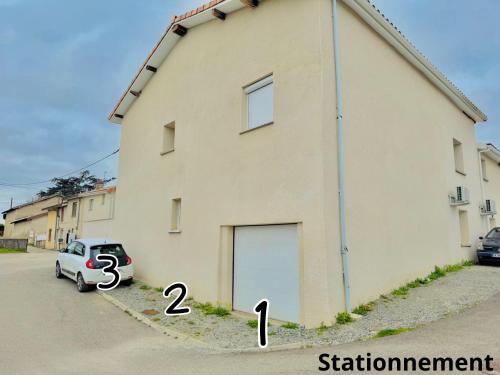 Le Cèdre Enchanté - Maison avec 2 chambres pour 6 personnes climatisée, avec terrasse et BBQ (Le Cedre Enchante - Maison avec 2 chambres pour 6 personnes climatisee, avec terrasse et BBQ) in Chanas