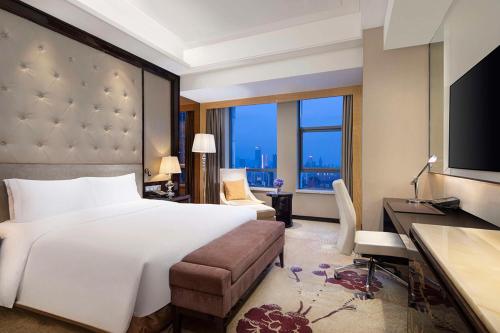 Executive King Room with Access to Executive Lounge image 2