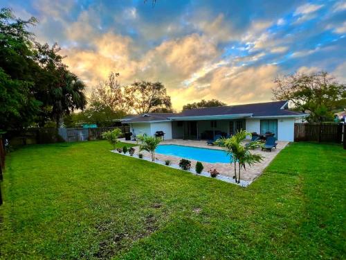 Heated Pool, Pet friendly,Dunedin Beach Gem in Palm Harbor