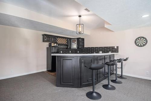 Furnished 5 BR Executive Rental in Millard