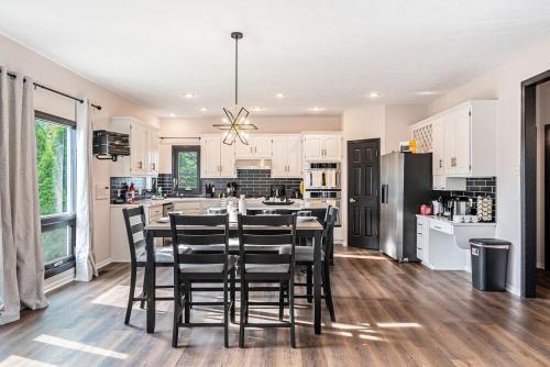 Furnished 5 BR Executive Rental in Millard