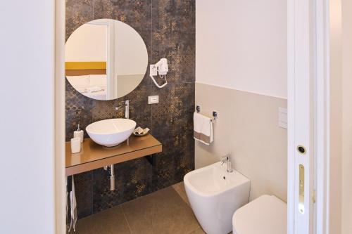 Deluxe Double Room with Balcony image 3