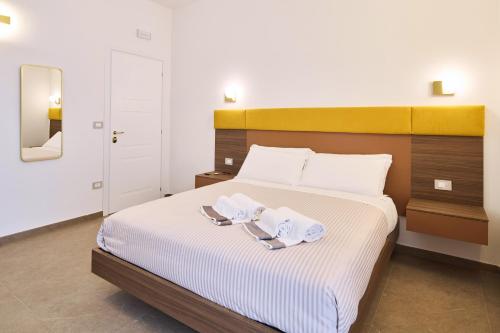 Deluxe Double Room with Balcony image 2