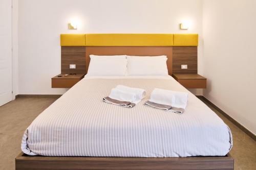 Deluxe Double Room with Balcony image 1