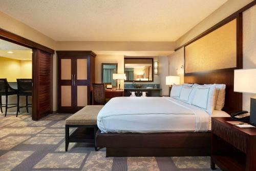 King Suite with Sofa Bed - Resort View