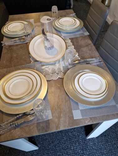 Spacious 3-Bed Home -Private Garden Bbq & Parking Spacious 3-Bed Home -Private Garden Bbq & Parking