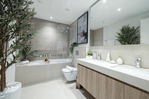 Elite 4 Bedroom Luxury Apartment, Burj Khalifa View, Opposite Dubai Mall, Infinity Swimming Pool, Дубай (фото 6)