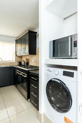 ห้องครัว, 4BDR house,8 guests, Contractor Stays , Holiday home, Free Parking, Reliable WiFi, Worksite and Amen in อินเทก