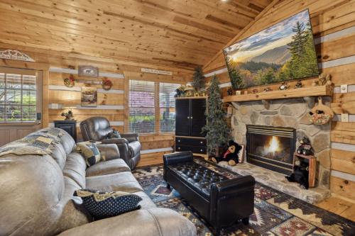 Cozy Dog Friendly Cabin with Hot Tub Fireplace Across from Soaky Mountain Water Park in Sevierville, USA