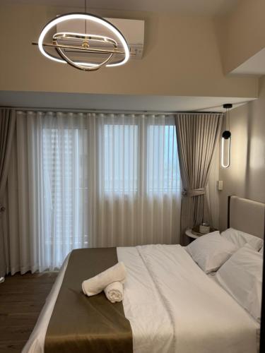 New 1BR Condo Near Venice Canal & BGC with Balcony - 7e, Manila