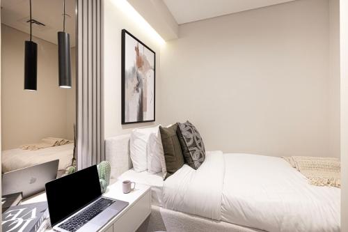 Elite 4 Bedroom Luxury Apartment, Burj Khalifa View, Opposite Dubai Mall, Infinity Swimming Pool, Дубай (фото 10)