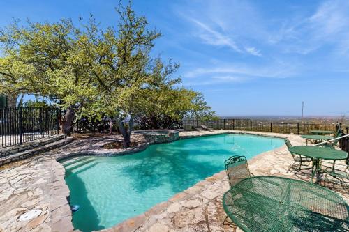 Maverick Mountaintop Retreat in Canyon Lake, USA