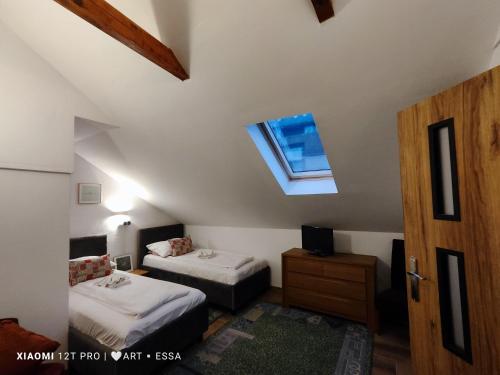 Twin Room image 10