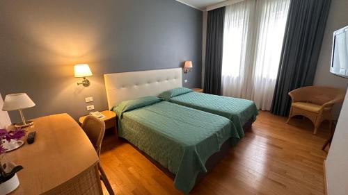 2 twin beds