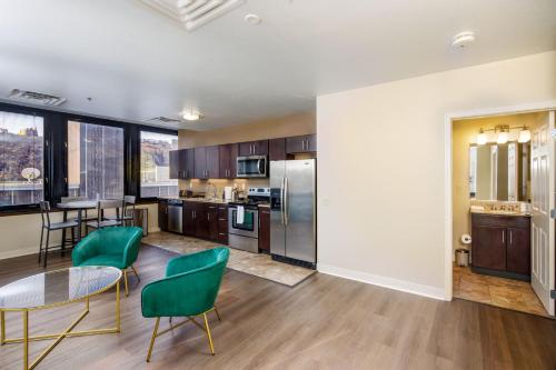 Luxe City Views in DT Pittsburgh 24-7 Valet Gym Lounge Roku in Pittsburgh, USA
