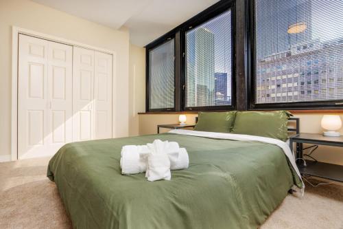 Luxe City Views in DT Pittsburgh 24-7 Valet Gym Lounge Roku in Pittsburgh, USA