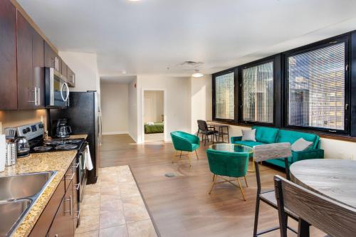 Luxe City Views in DT Pittsburgh 24-7 Valet Gym Lounge Roku in Pittsburgh, USA