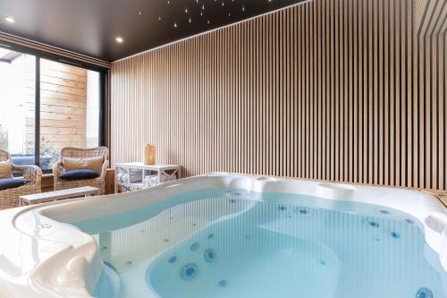 อ่างแช่น้ำร้อน, Villa Augeval Hotel de charme & Spa in โดวีล