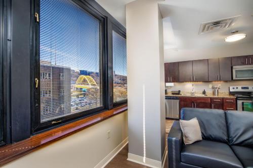 1B1B Modern Chic in DT Pittsburgh 24-7 Valet Gym Lounge Roku in Pittsburgh, USA