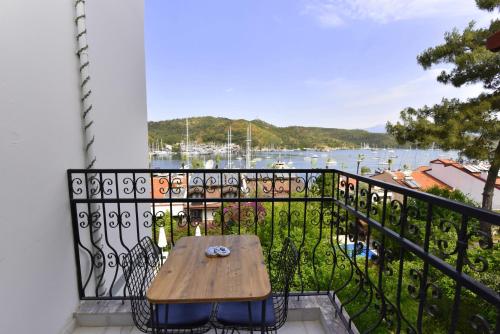 Deluxe Double Room with Sea View image 2