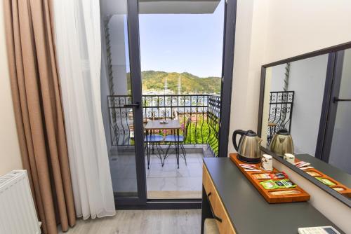 Deluxe Double Room with Sea View image 3